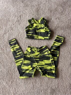 Alphalete Neon legging and sports bra workout set